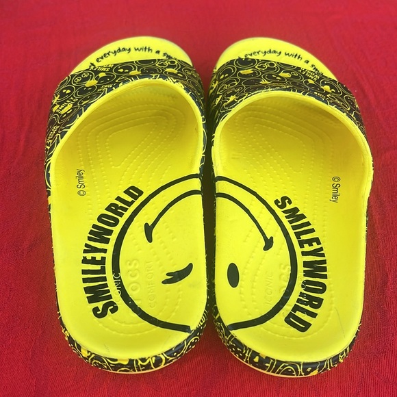 RARE 🥰😉 CROCS Smiley World “Smiley Face” Yellow & Black Slides / Sandals 😉🥰 - Picture 3 of 17